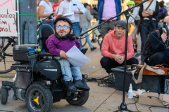 Raul Krauthausen zum Tempolimit: "Ich weiß, was eingeschränkte Mobilität bedeutet. 130 km/h statt 180 ist keine eingeschränkte Mobilität."