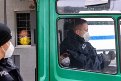 Kletterer von Am Boden Bleiben im Gefängniswagen der Polizei