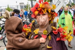 Rebellin beim „Zug der toten Bäume“ von Extinction Rebellion